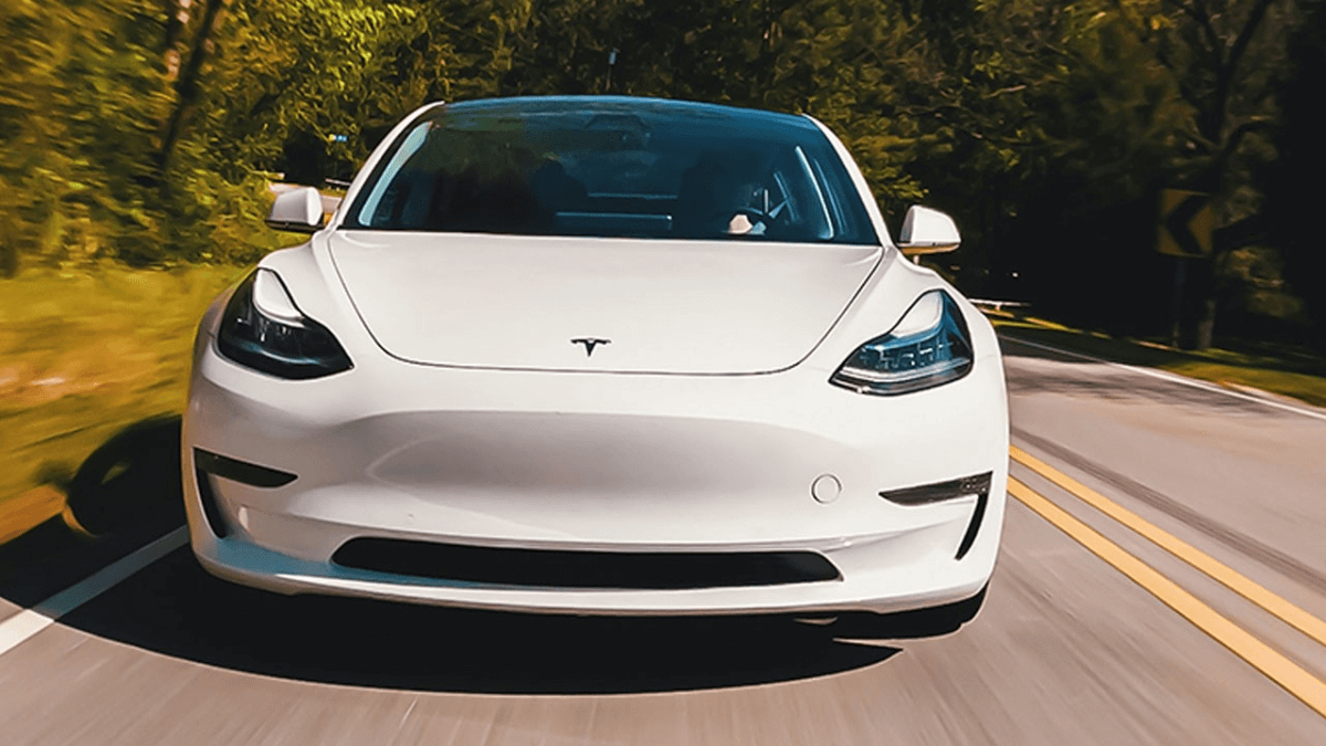 Tesla Bahar Güncellemesi Yayınlandı: Adaptif Farlar, Kör Nokta Kamerası ve Daha Fazlası!